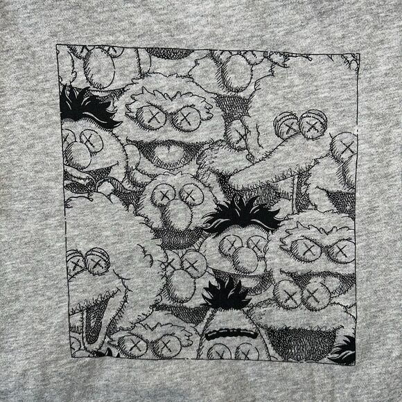 Kaws Sesame Street Uniqlo Crewneck Sweatshirt Men’s Small Heather Gray - Picture 1 of 5